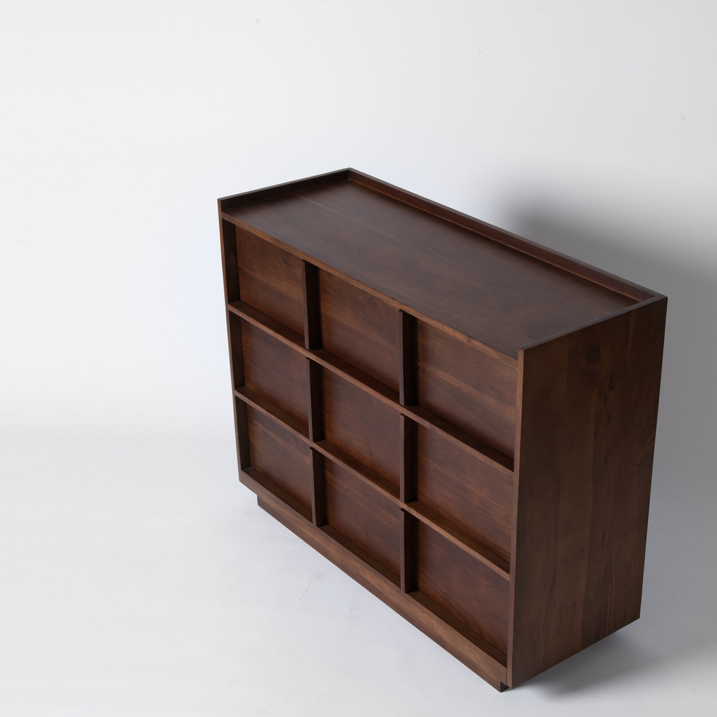 Walnut chest of drawers