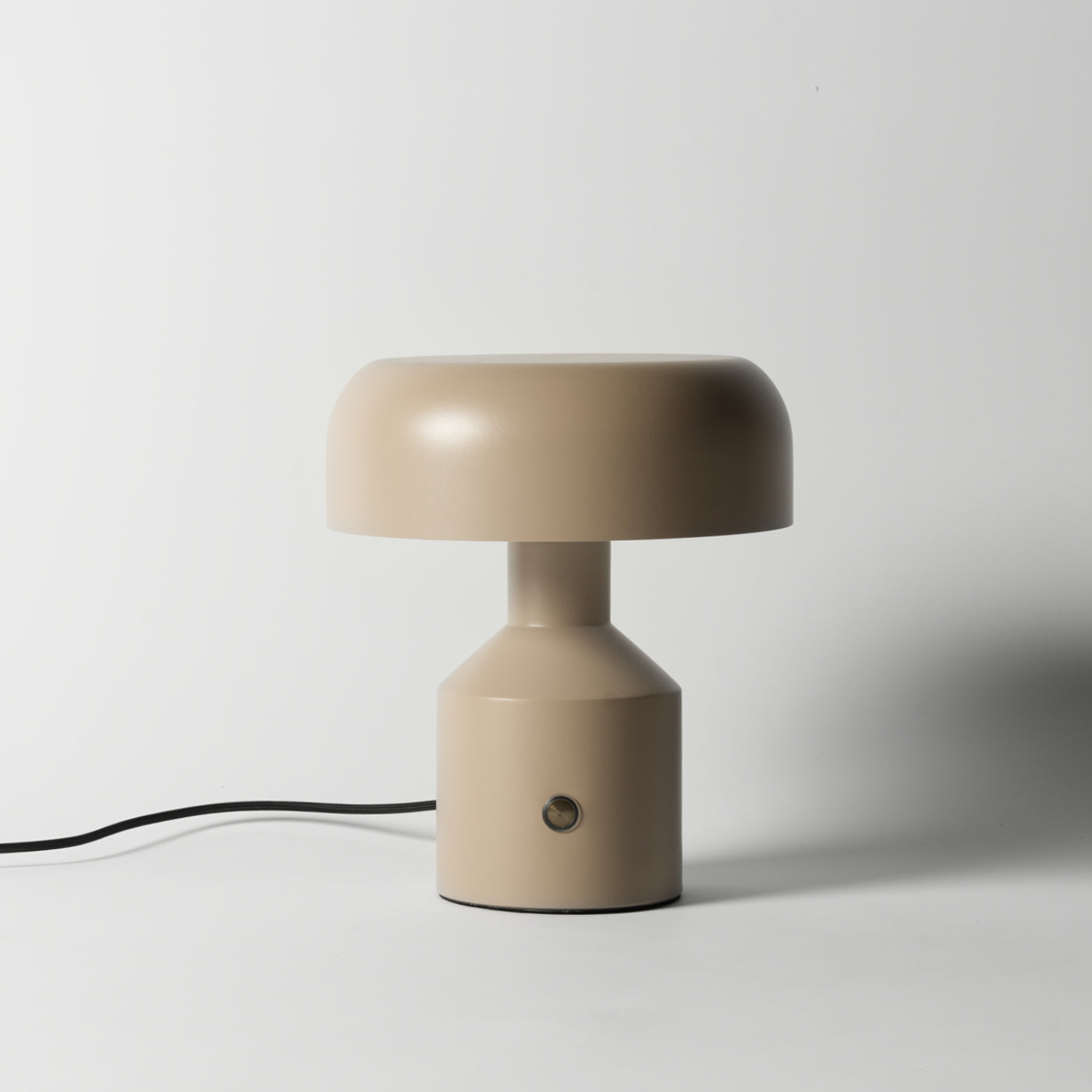 Metal dome table lamp