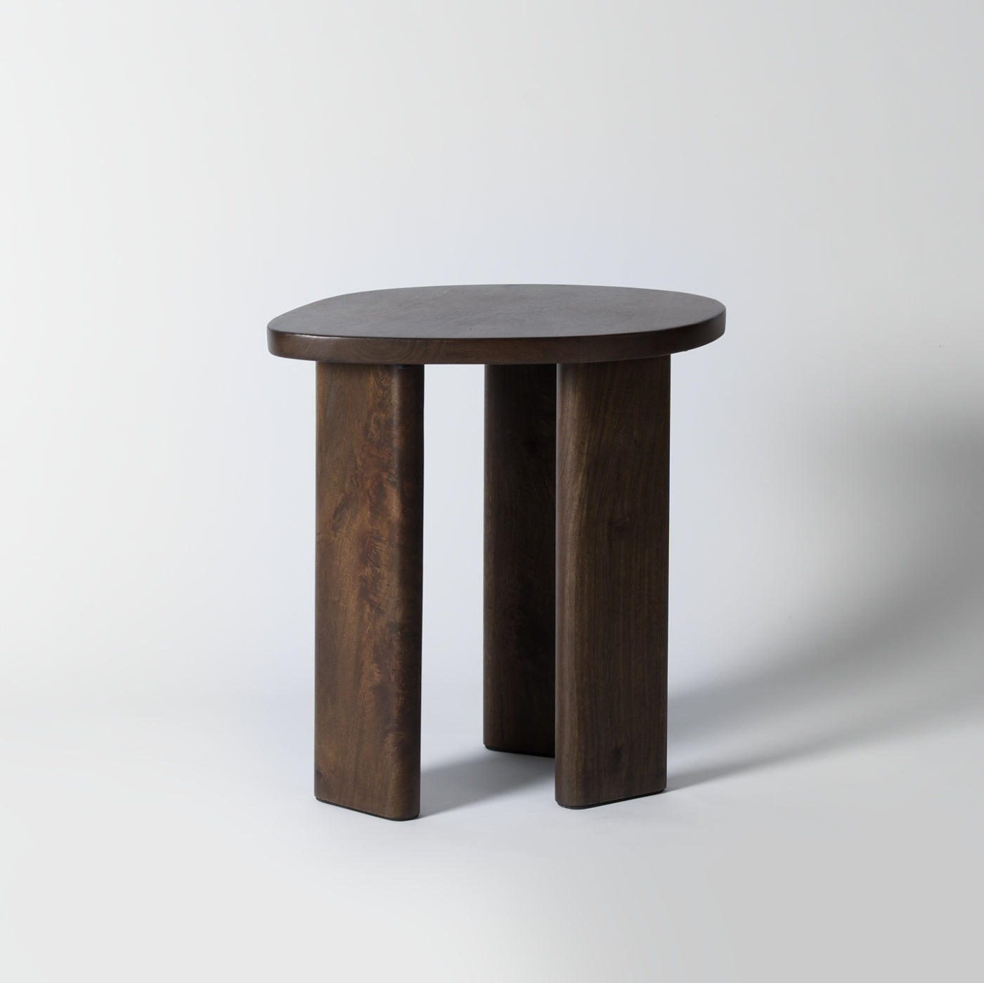 INAVANCE ONES TABLE（ウォールナット） Eilif Organic Side Table, Walnut | Vaunt Design