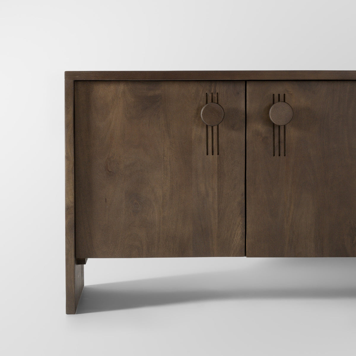 Rounded wooden handles with grooved detail