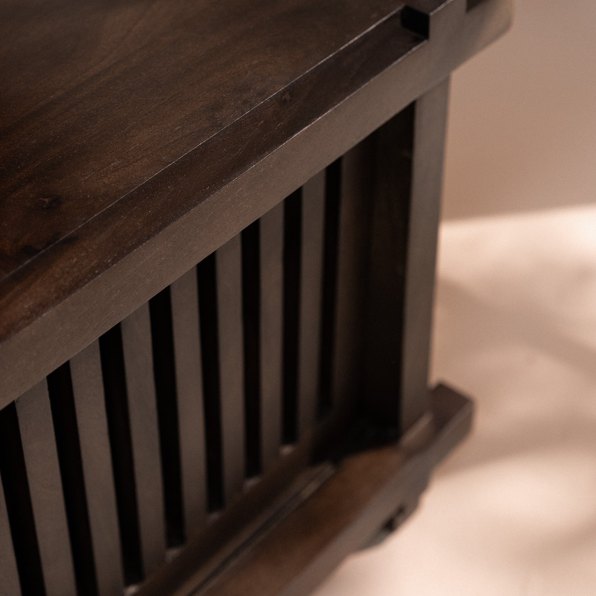 Slatted media unit