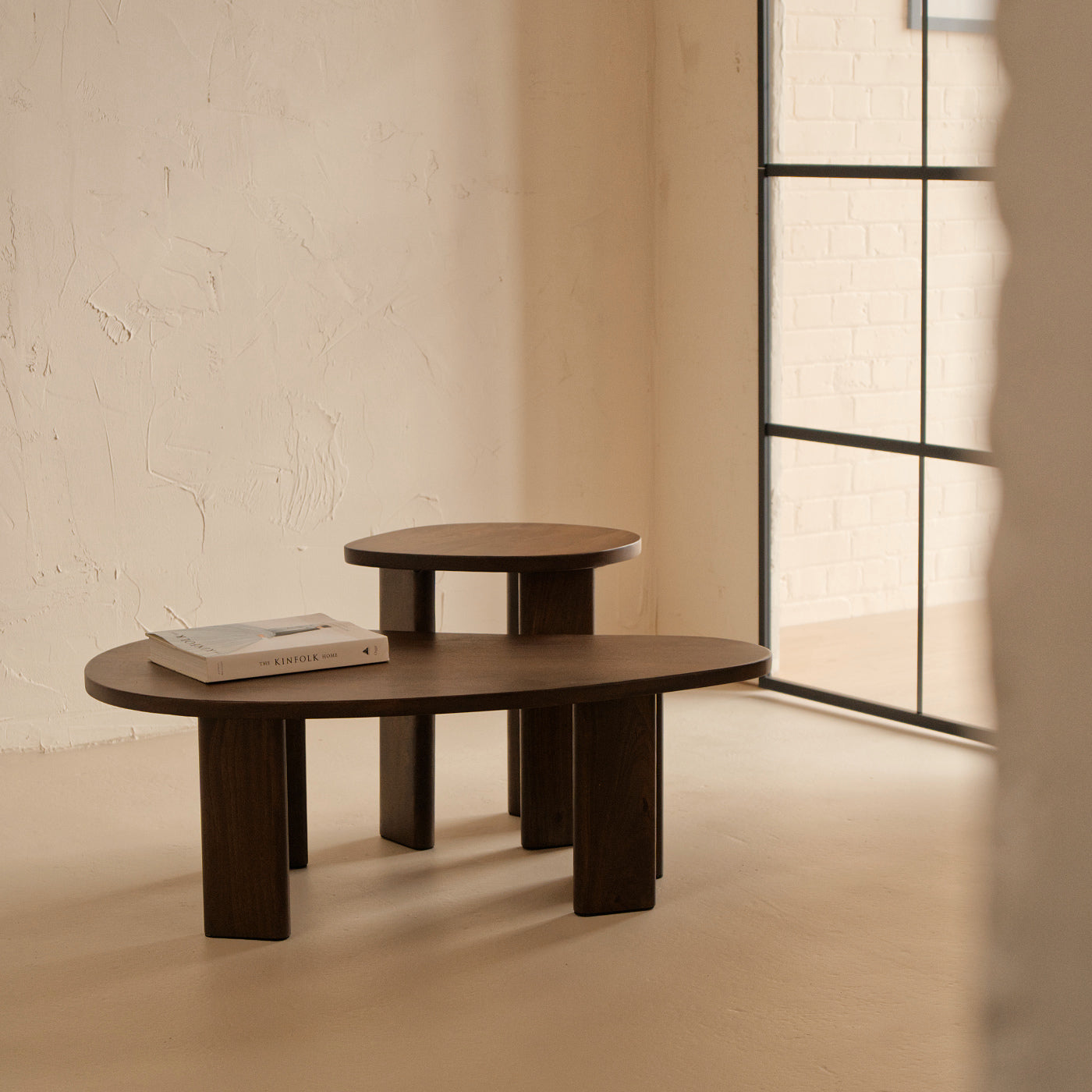 INAVANCE ONES TABLE（ウォールナット） Eilif Organic Side Table, Walnut | Vaunt Design