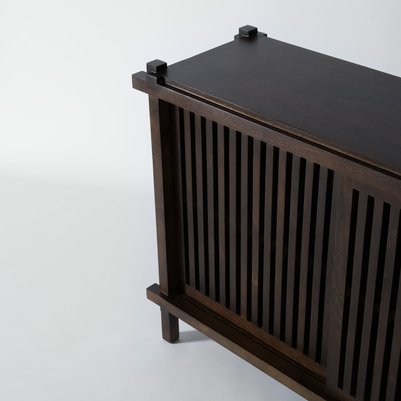 Slatted cabinet